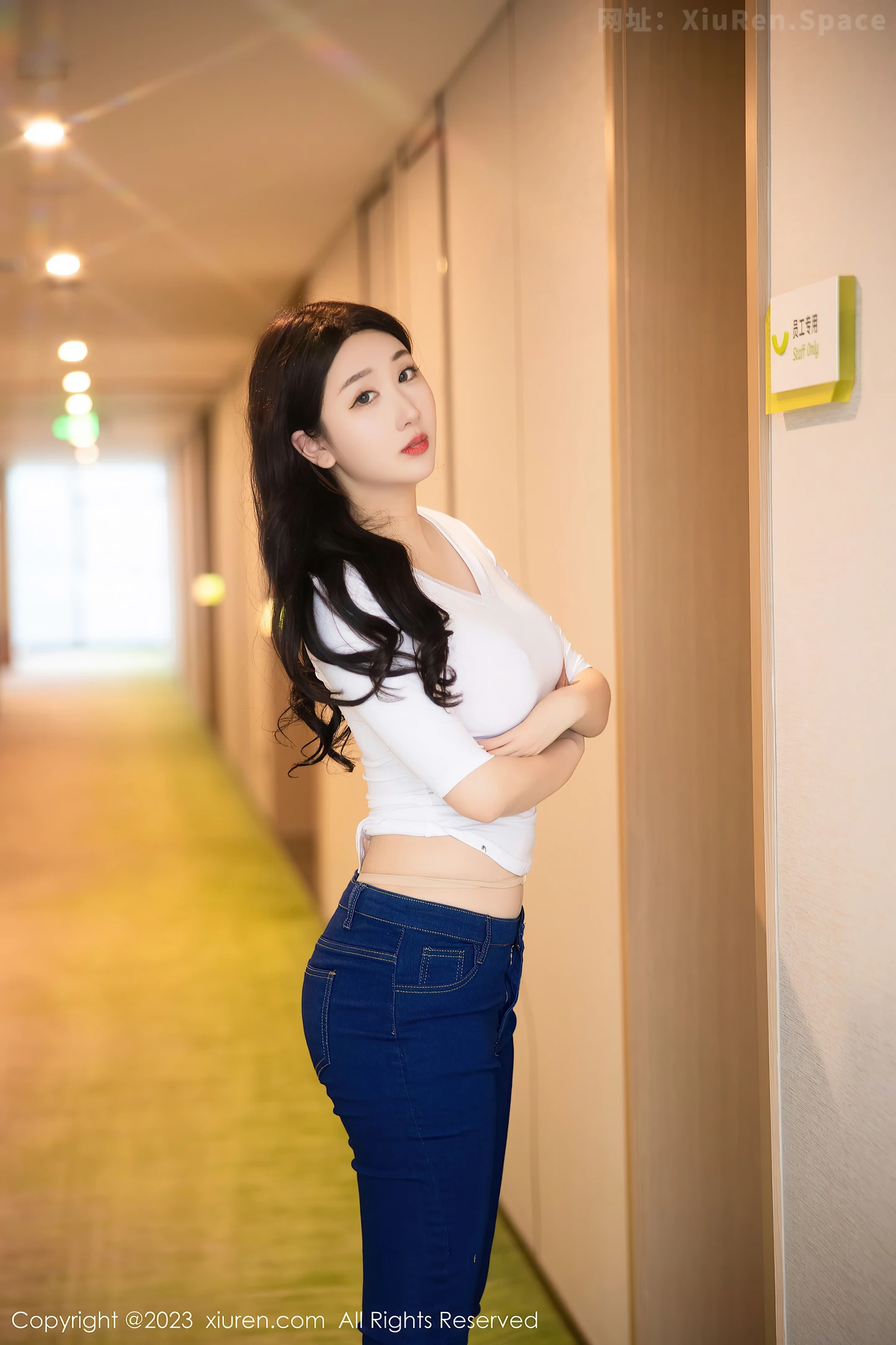 图片[5]-[XiuRen秀人网]2023.04.13 NO.6570 性感人妻 江真真 白色短袖与紧身牛仔裤加肉丝美腿私房写真集-秀人网官方网站